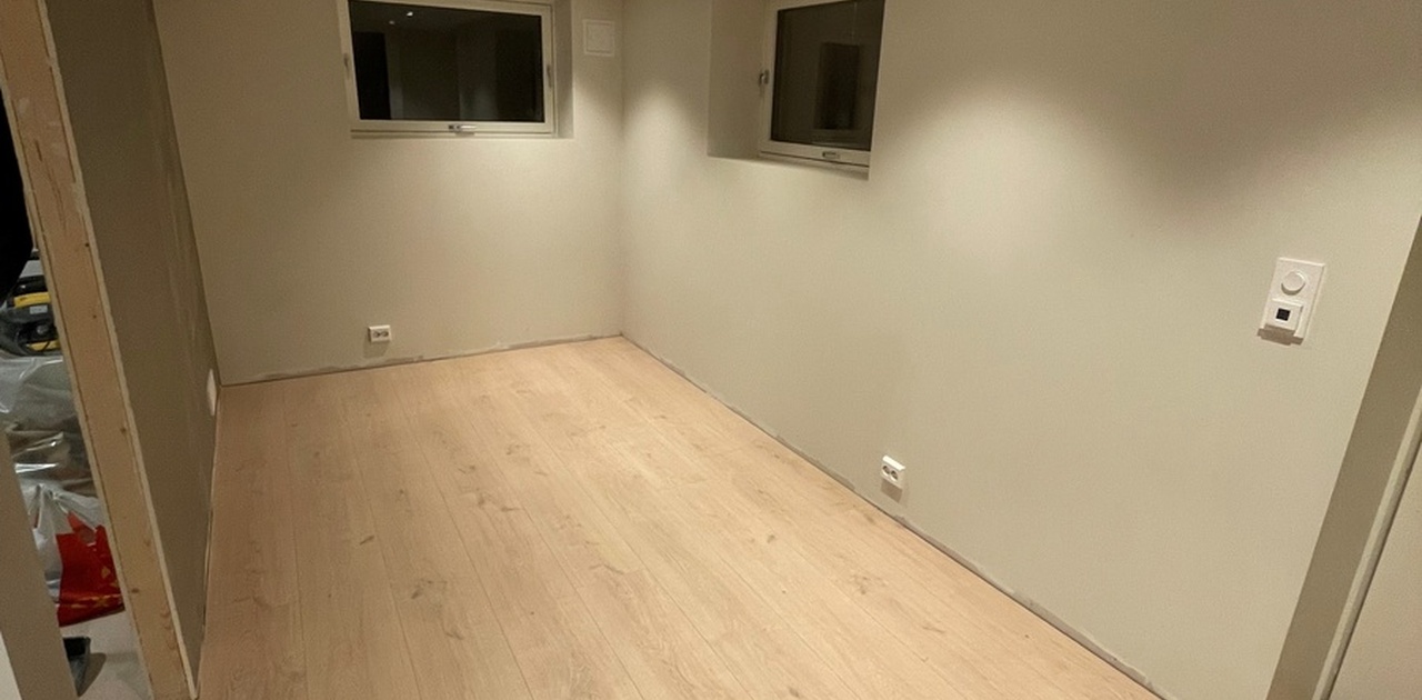 Stue, vil ha en sofa med spisebord og TV