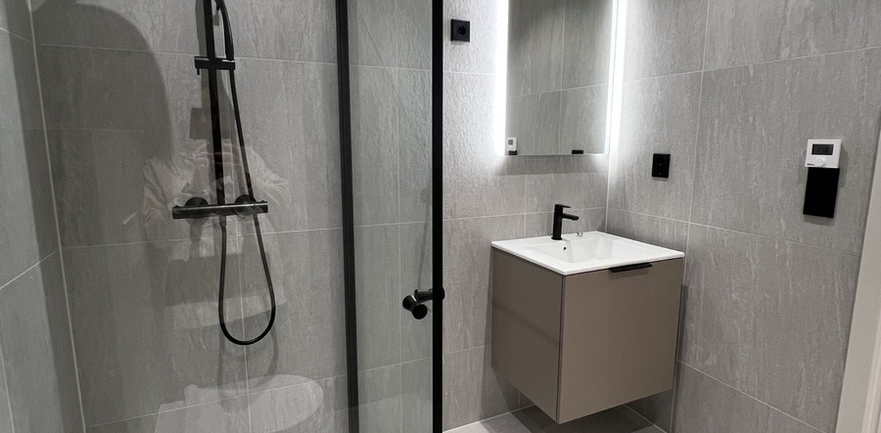 Vaskemaskin vil stå mellom dusj og servant