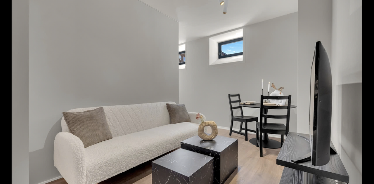 romslig stue med sovefoa til gjester og besøkende.