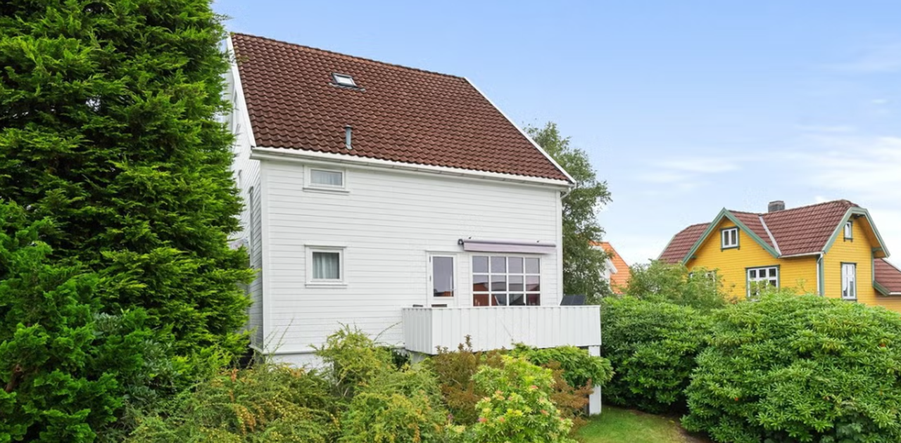 Fremside, uteområdet holder på å bli opparbeidet rundt hele huset med ny terasser og ildsteder