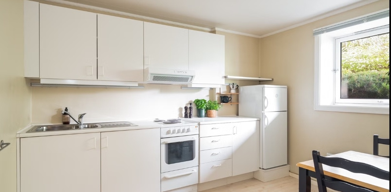 Romslig kjøkken med mye skapplass