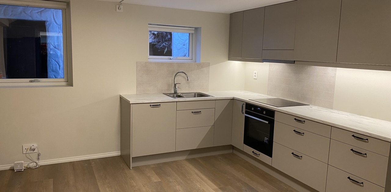 Stort innholdsrikt kjøkken med plass til spiseplass, 2 vinduer