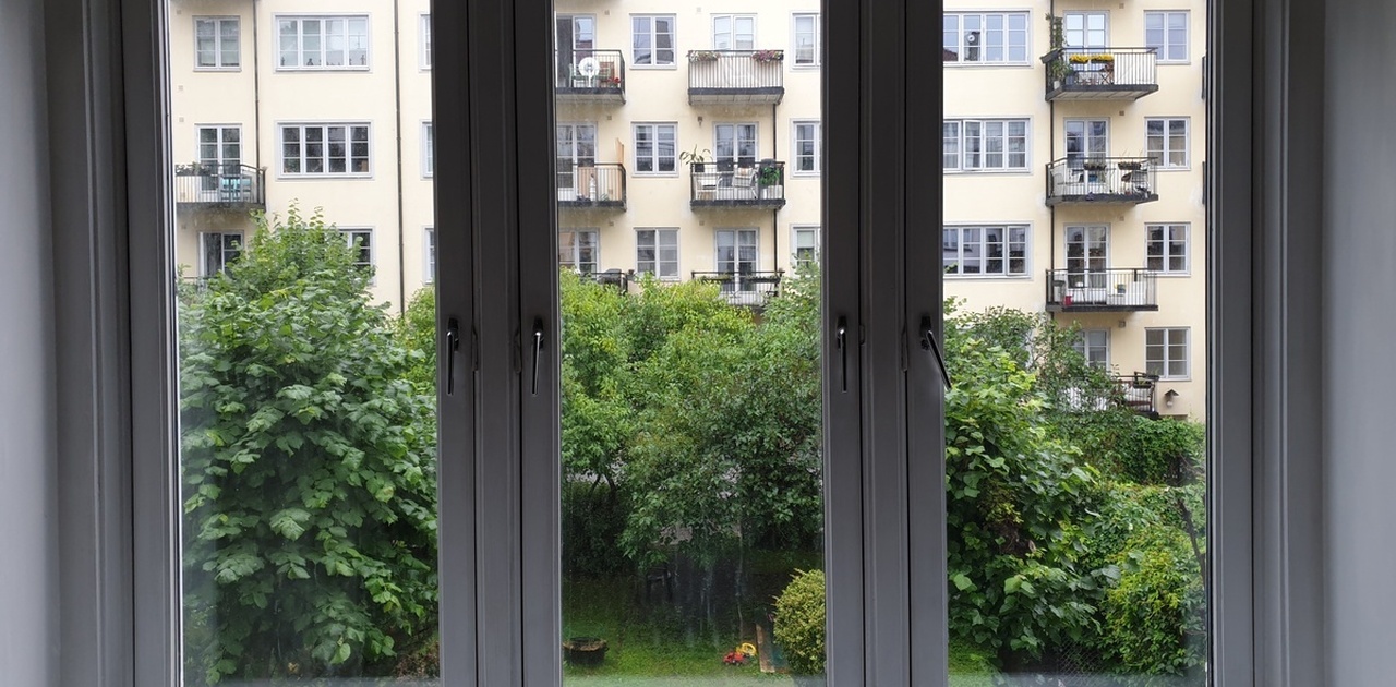 Utsikt fra rommet (her er vi på en måte i andre etasje selvom inngang er på gateplan:P