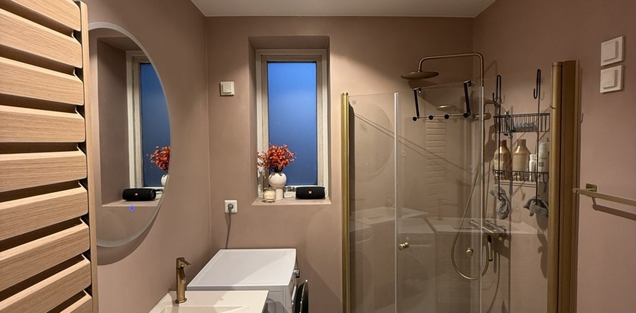 Moderne, romslig bad med stor dusj