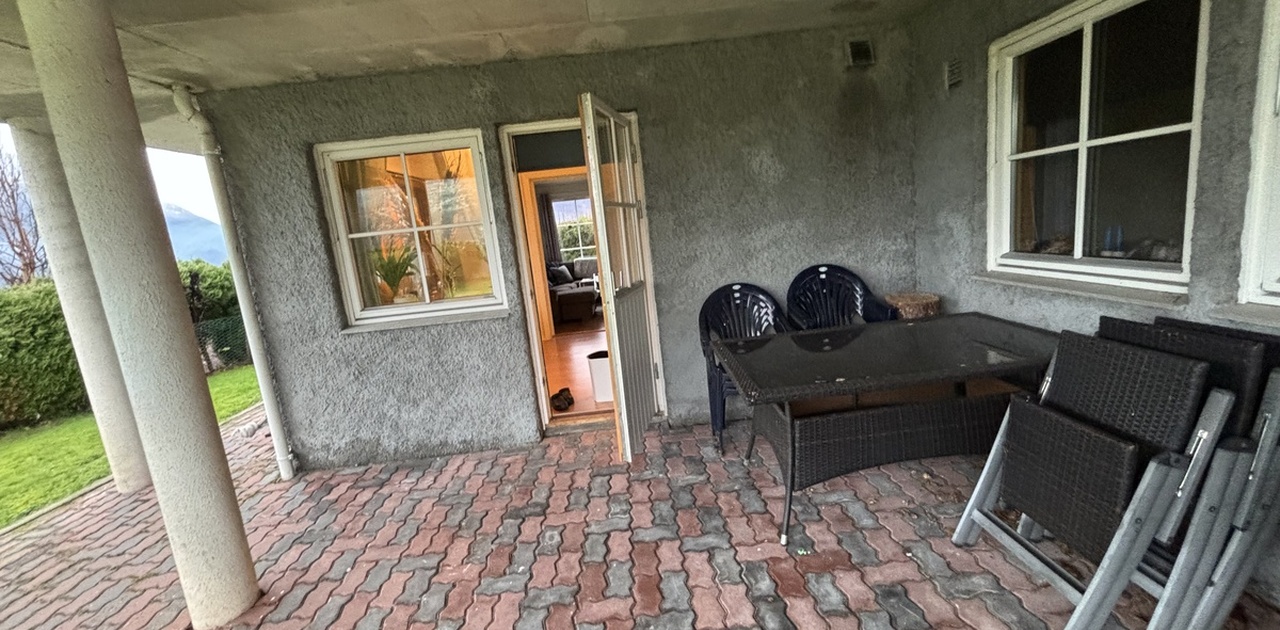 Uteområde under overbyg terasse. Utgang til plen.