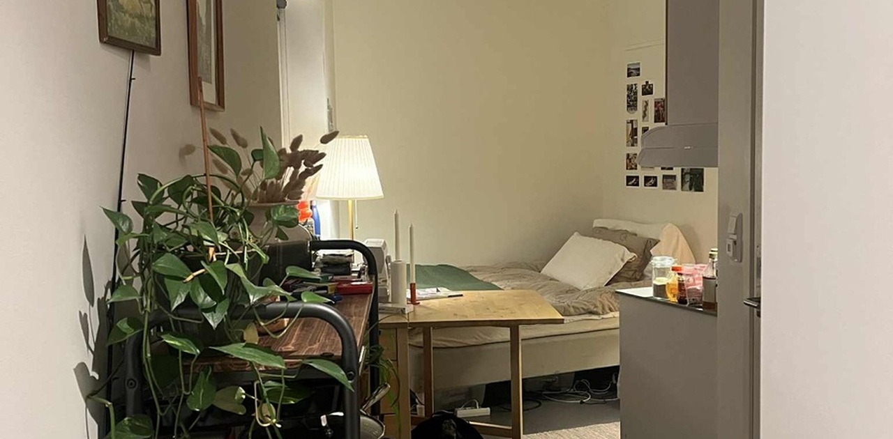 Gang med klesskap og hylle