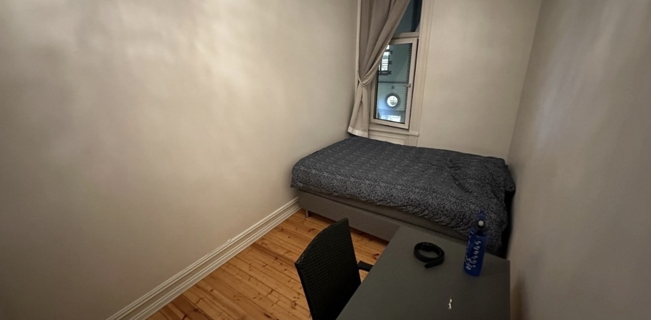 Rommet med seng/pult. God plass.