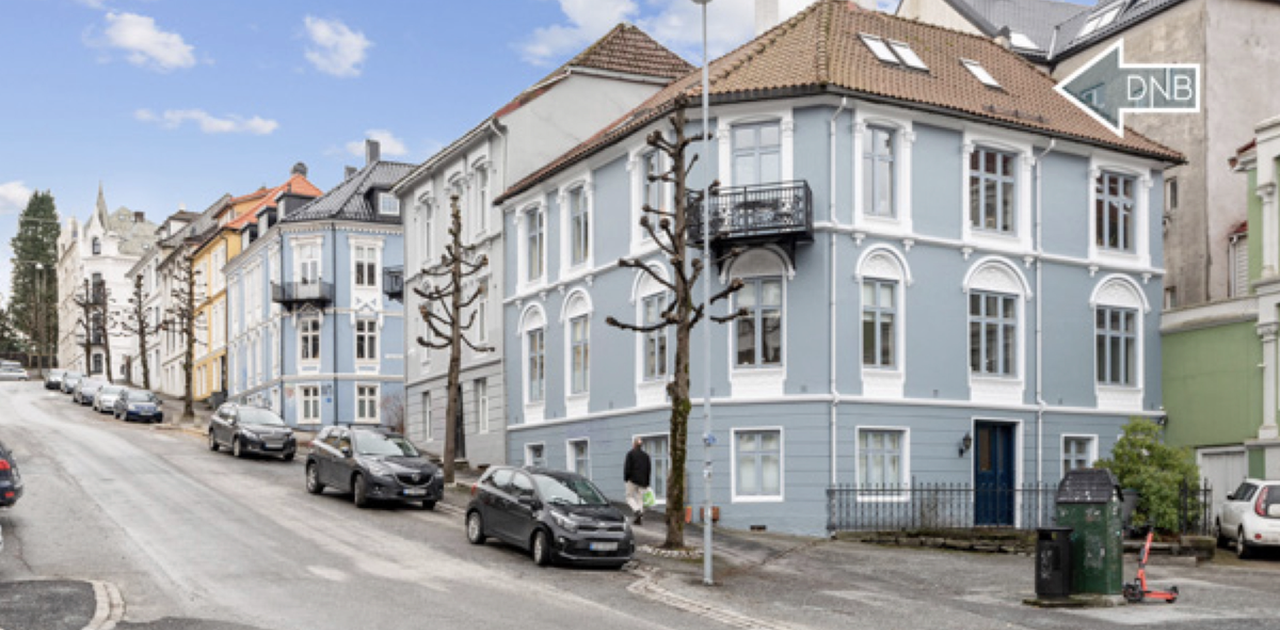 Fasaden til leiligheten. Leiligheten er en veldig koselig loftsleilighet i 4 etg. Soverommet ditt vil innebære vinduet helt til venstre.