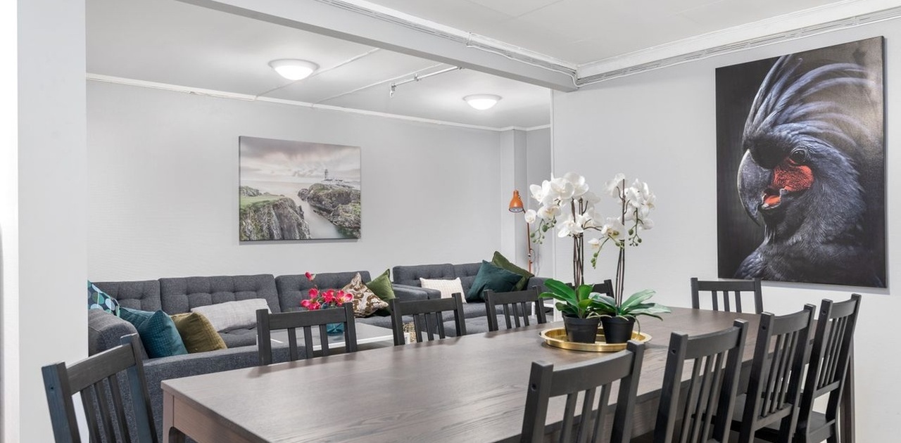 Store fellesareal med spisestue og stue med sofa og TV krok