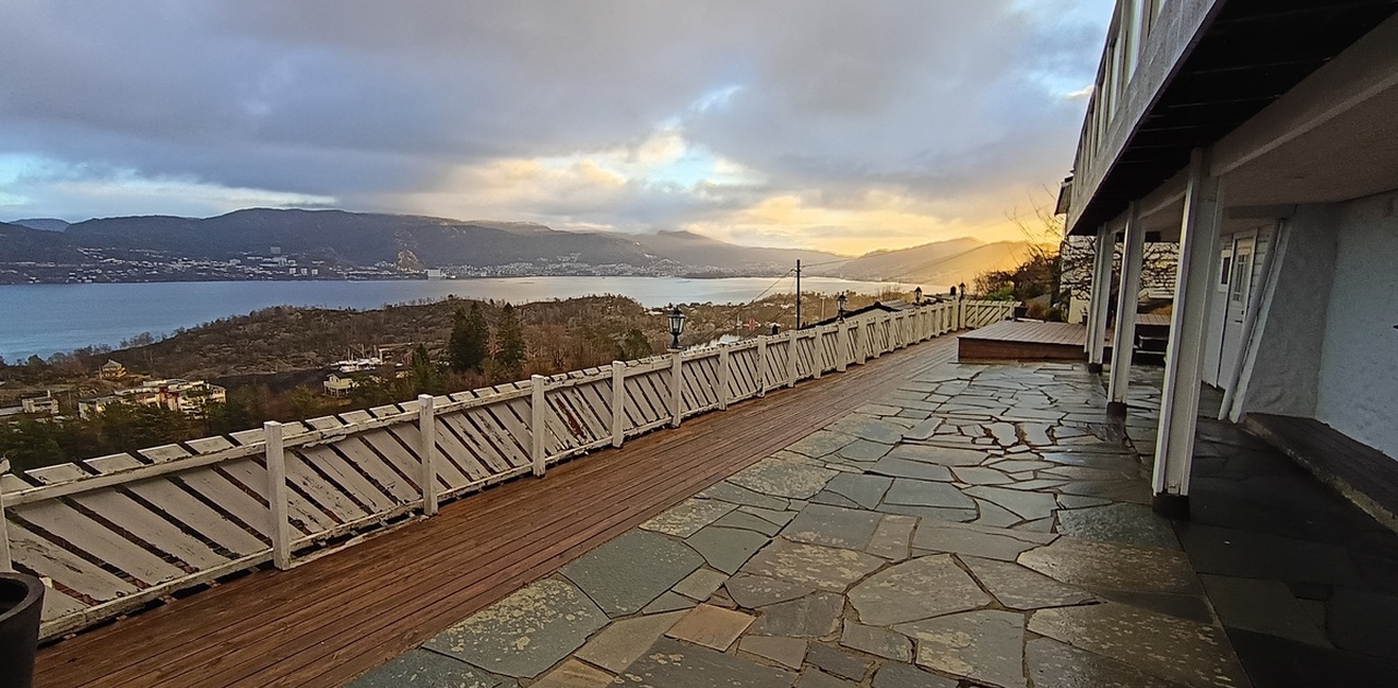 Stor terrasse med utsikt på byfjorden