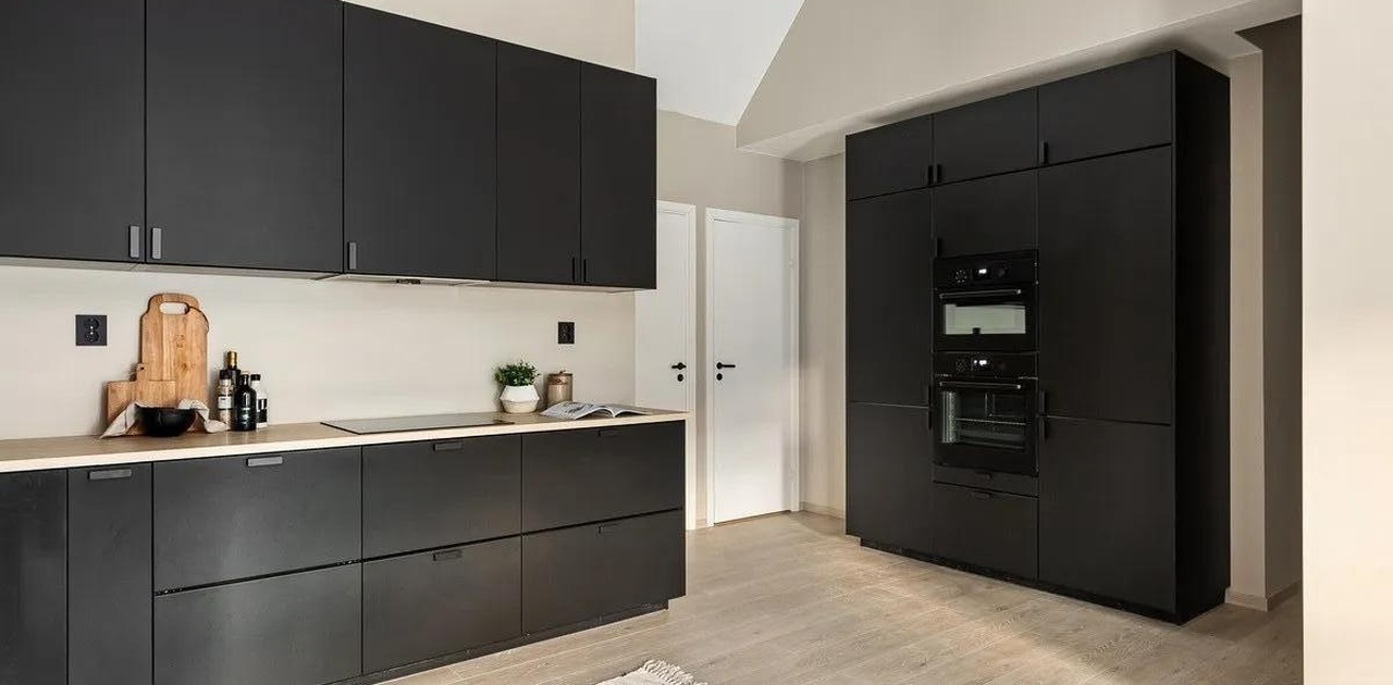 Råstilig og romslig kjøkken med integrerte hvitevarer og alt av kjøkkentilbehør. Alt er nytt i 2023/2024!