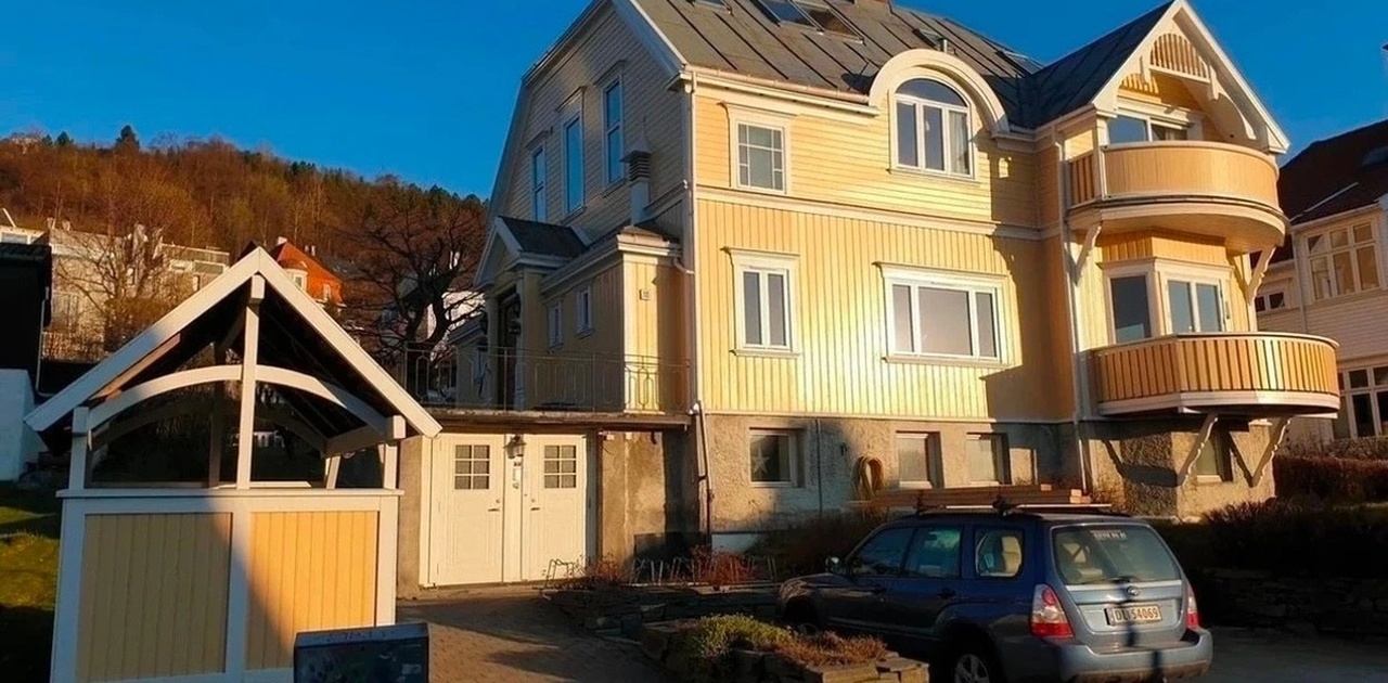 Velkommen til Bakkaunvegen 10! Inngang høyre dør i første etasje.