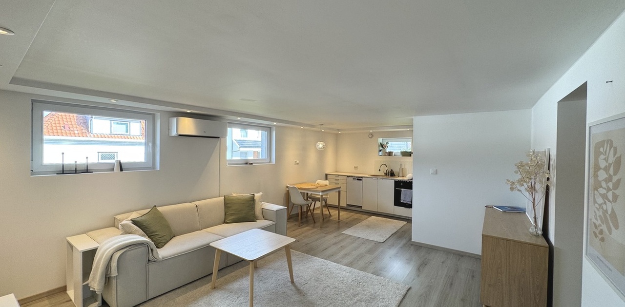 Lys og trivelig stue med åpen kjøkkenløsning