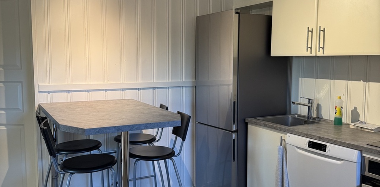 Kjøkken med helt nytt kombiskap (ekstra stort), fullstørrelse oppvaskmaskin, ovn. Bord kan fjernes om du ønsker ta med ditt eget