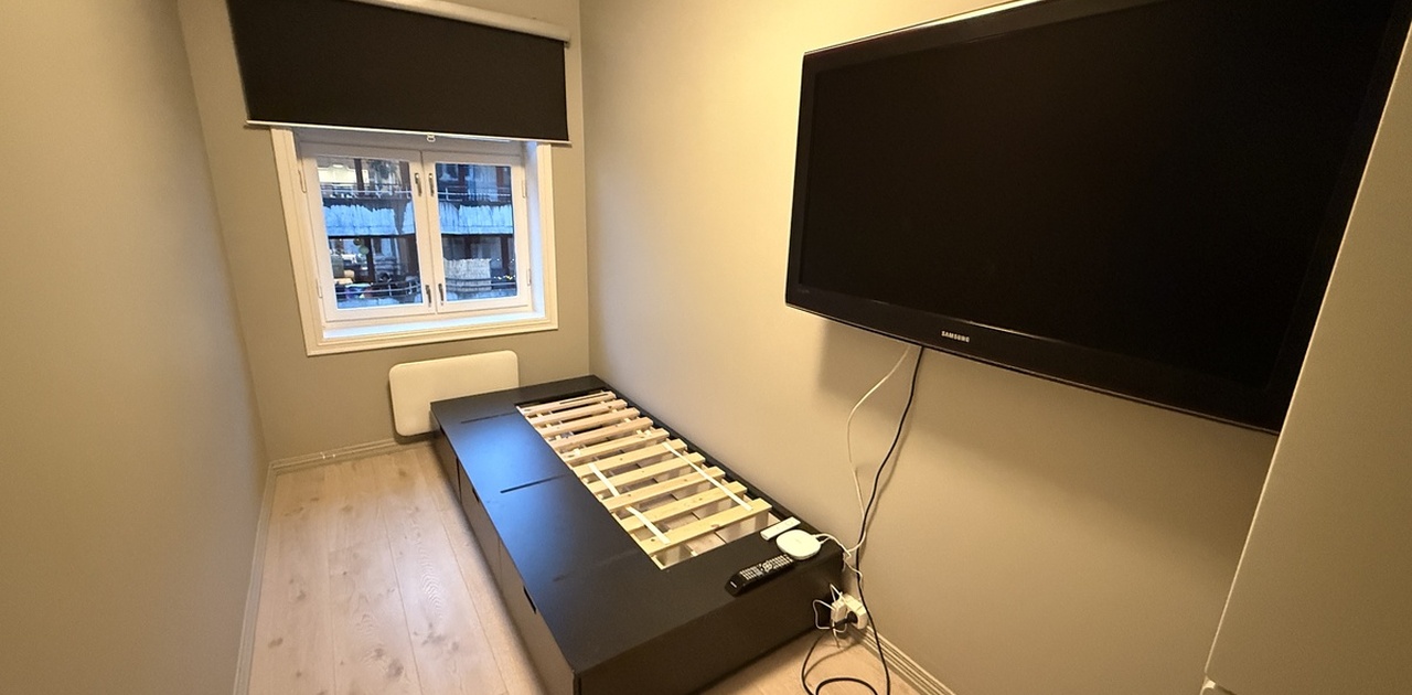 Rommet kommer med vegghengt TV, garderobeskap og sengeramme