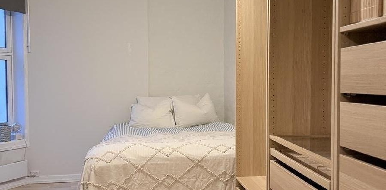 Stort soverom vendt mot rolig bakgård