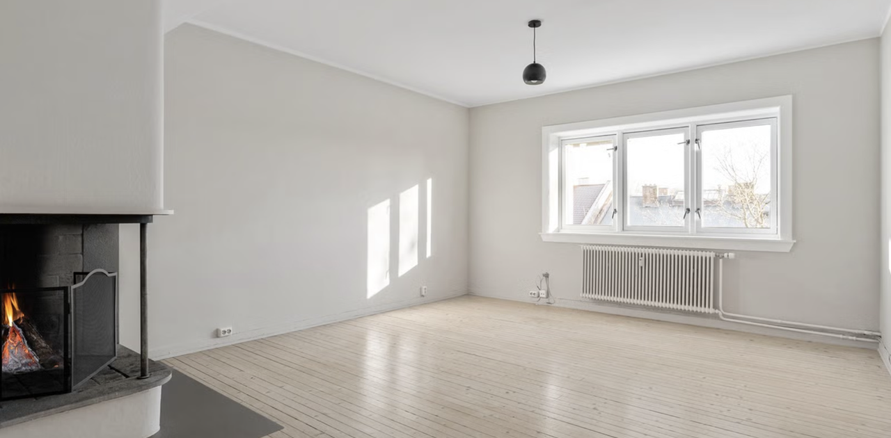 Stue med peis og originalt tregulv