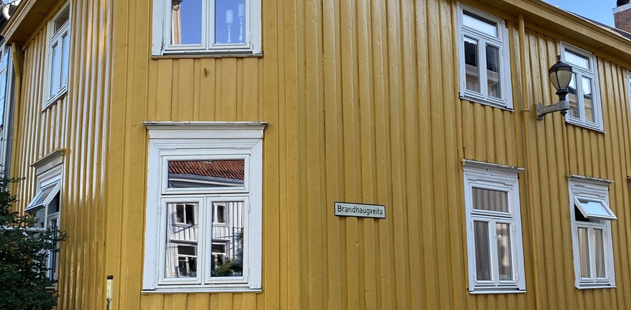 Leiligheten er en del av en nydelig bygård i hjertet av Trondheim