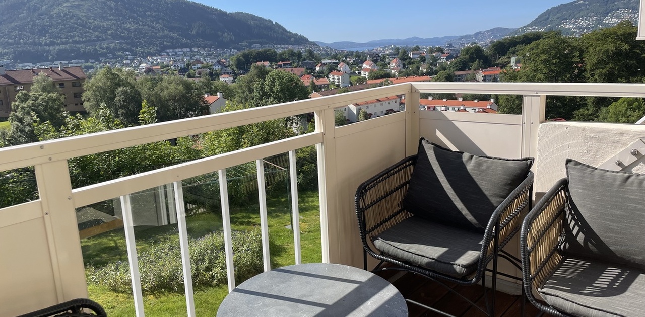 Her er det lett å trives med fantastiske sol og utsiktsforhold, samtidig som det er helt sentralt på Landås.