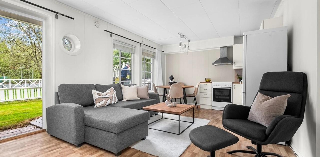 Romslig stue med store vindusflater for lys innslipp