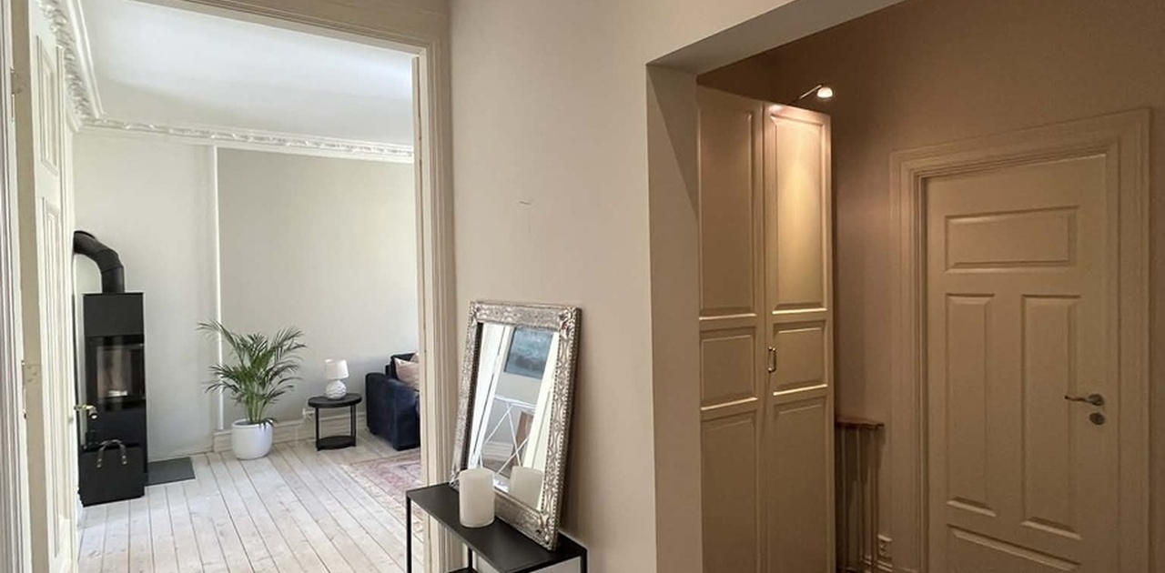 Romslig gang med god plass til oppbevaring.