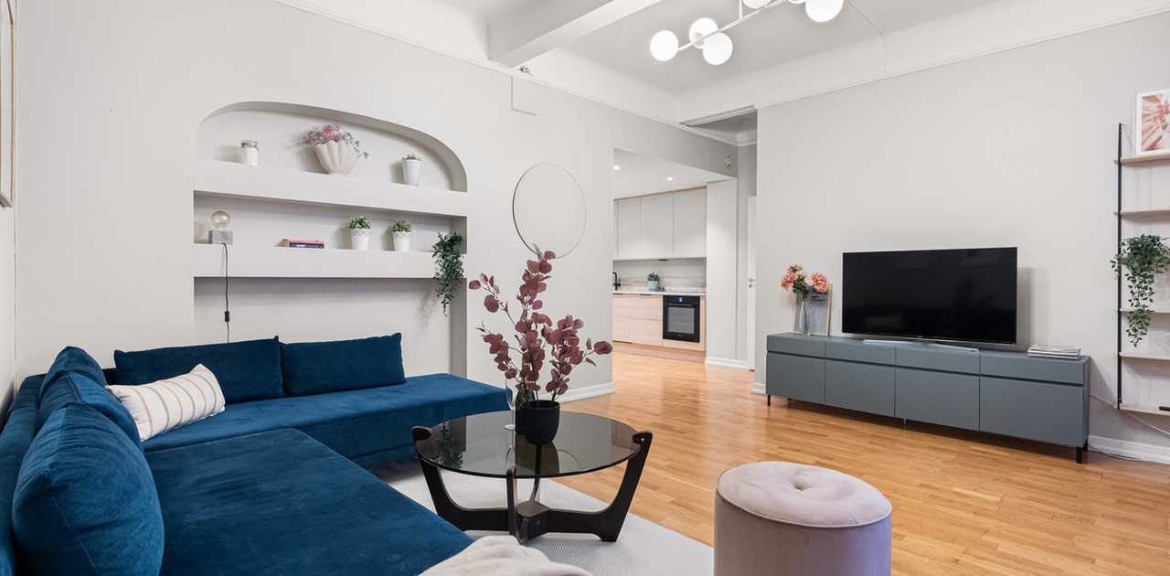 Stilren og romslig stue med god plass til besøk.