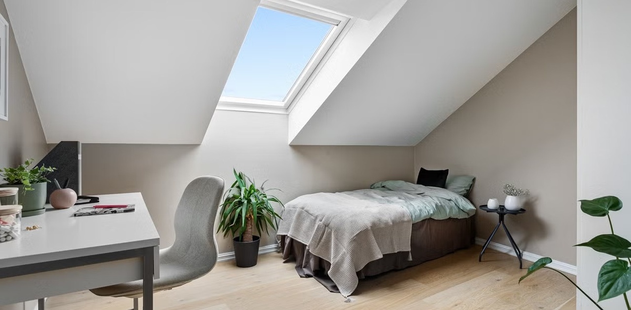 Soveromet er et lyst og fint rom av god størrelse. Samme gode standard som resten av hybelen med lekker enstavs eikeparkett på gulv og glatte lysmalte overflater.