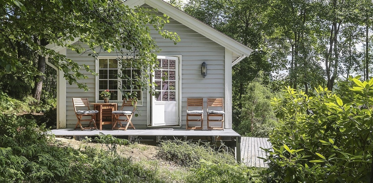 Huset har egen terrasse med direkte tilgang til bakhage
