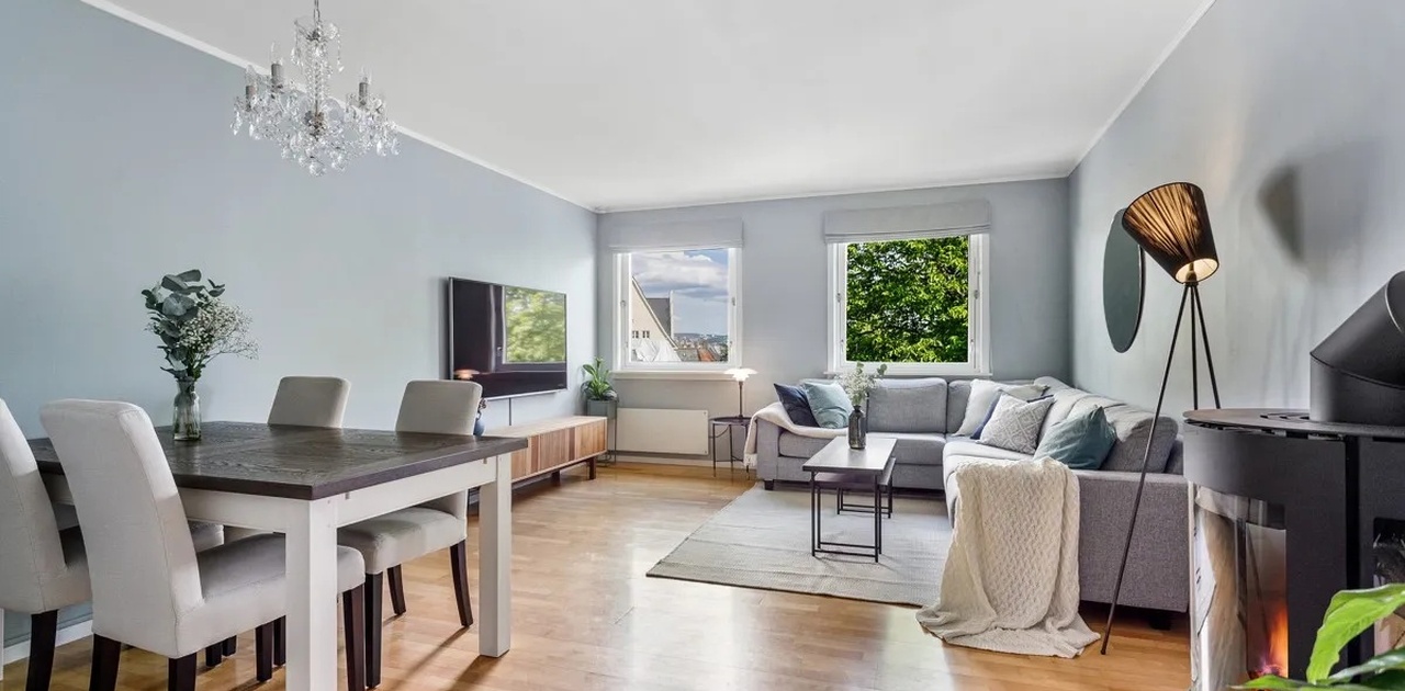 En del av bildene er fra salgsoppgaven fra juli 2020. Leiligheten ser i stor grad lik ut i dag og er også relativt likt innredet. Stuen er malt noe lysere, soverom 2 er innredet med 120-seng og kjøkkenet er pusset opp.