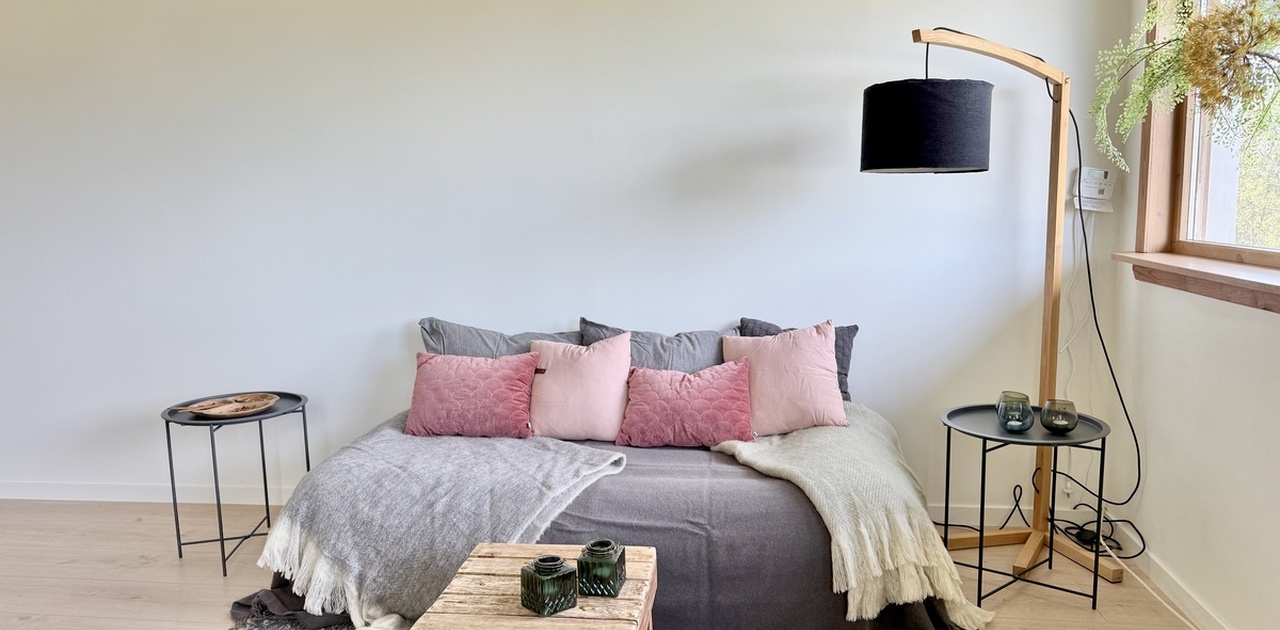 Illustrasjonsbilde fra naboleiligheten: mulig innredning av stue. Gulvet i den ledige leiligheten er mørkere og eldre enn vist på bildet.