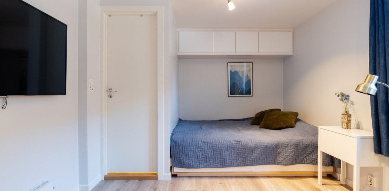 Sovealkove med skuffer over og under seng til oppbevaring