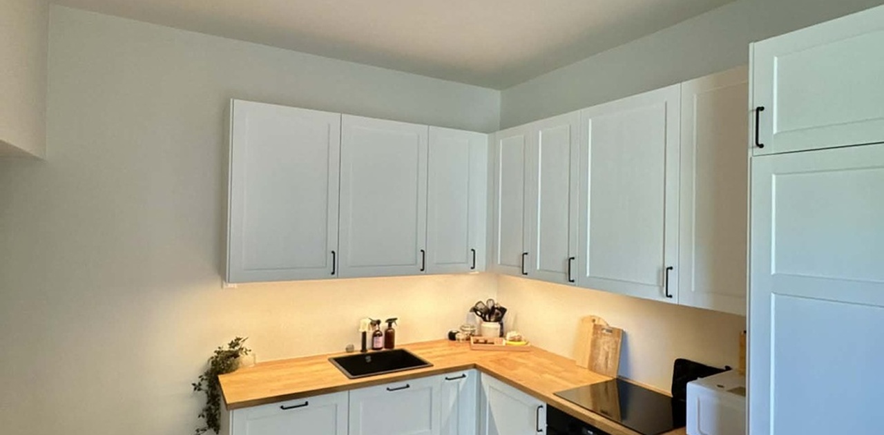 Stort kjøkken med mye oppbevaring