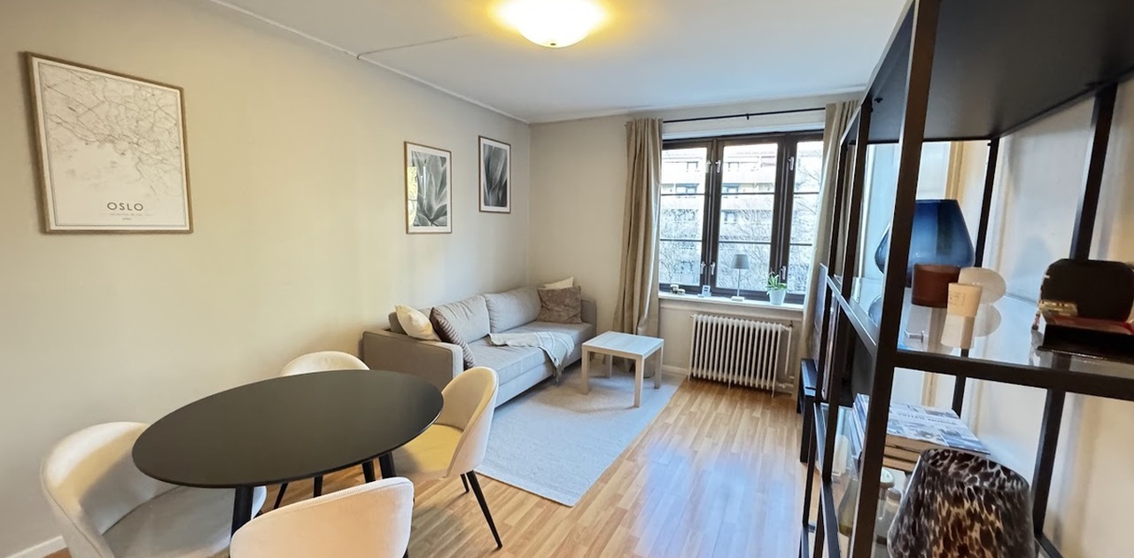 Romslig stue med plass til sofa og spisegruppe