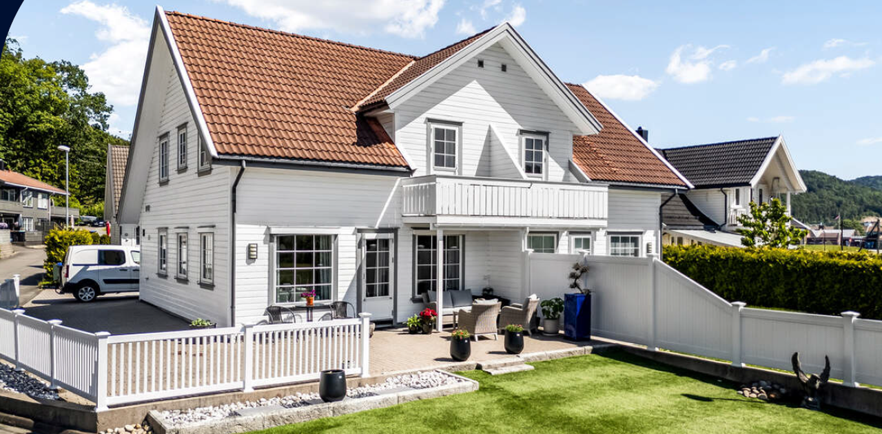 Solrik og lettstelt uteplass mot sør.