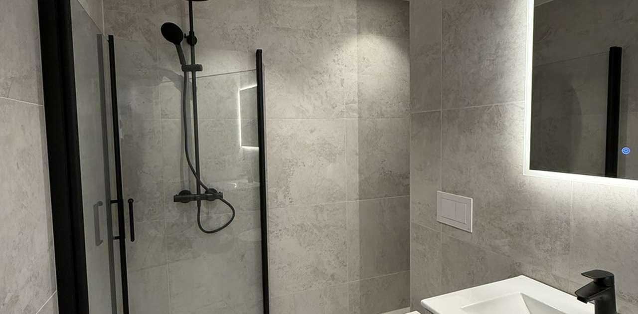 Bad fra leiligheten over. Badet i denne leiligheten blir større, med samme materialer.