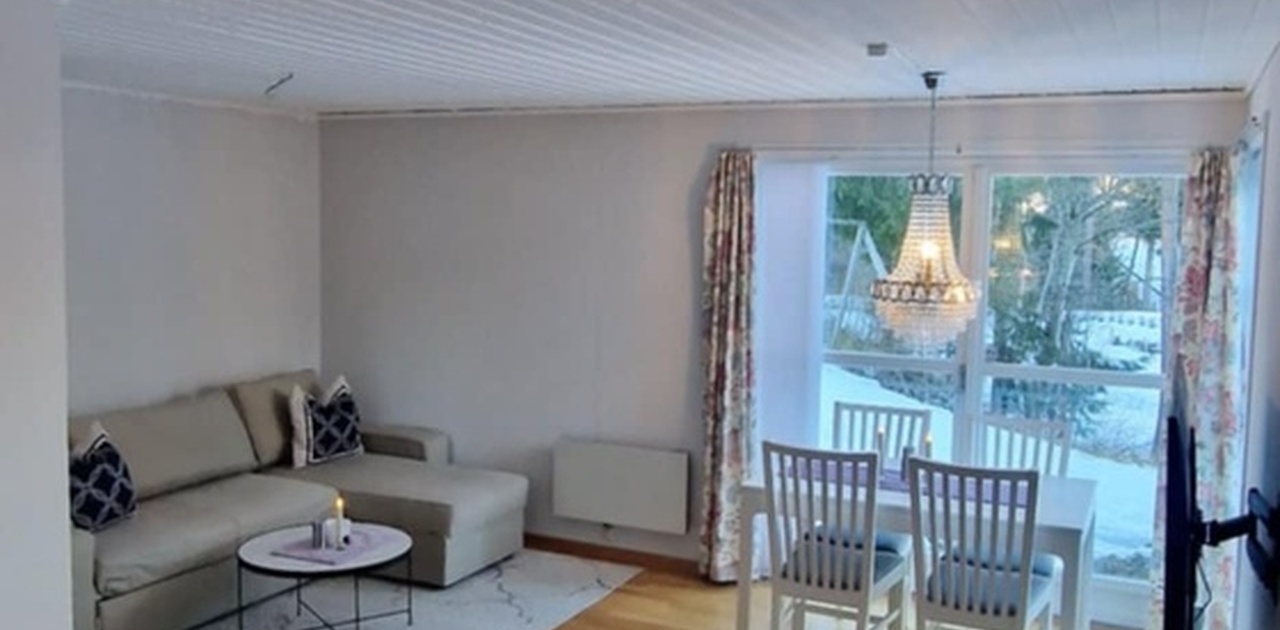 Lys og romslig stue med åpen løsning mot kjøkken, god plass til både avslapning og sosialt samvær.