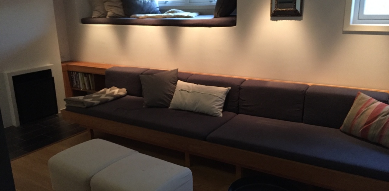 Stue med bokhyller og peis