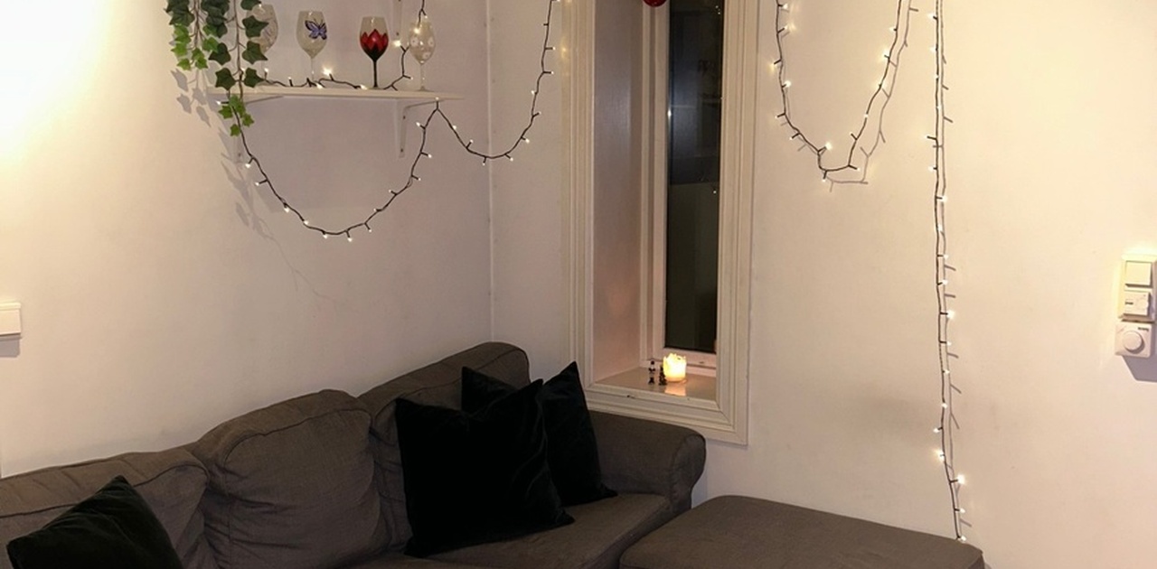 Stue med romslig sofa