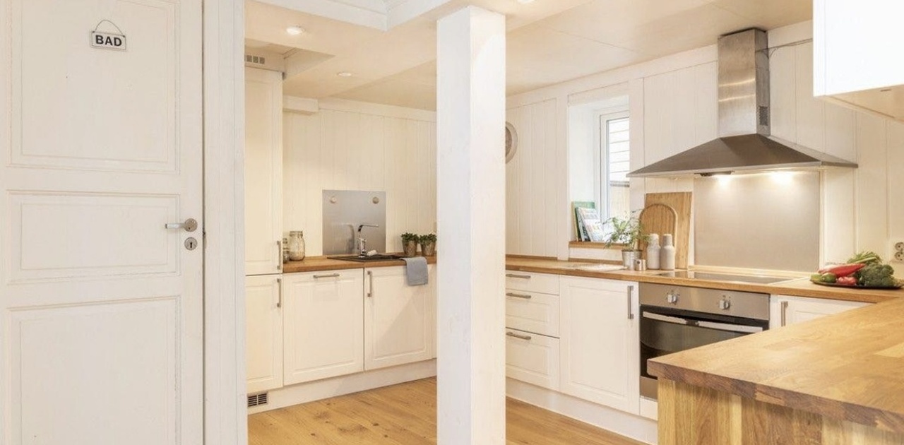 Stort kjøkken med mikro, kjøleskap med frys og oppvaskmaskin