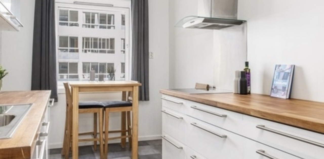 Stort kjøkken med alt av kjøkkenutstyr