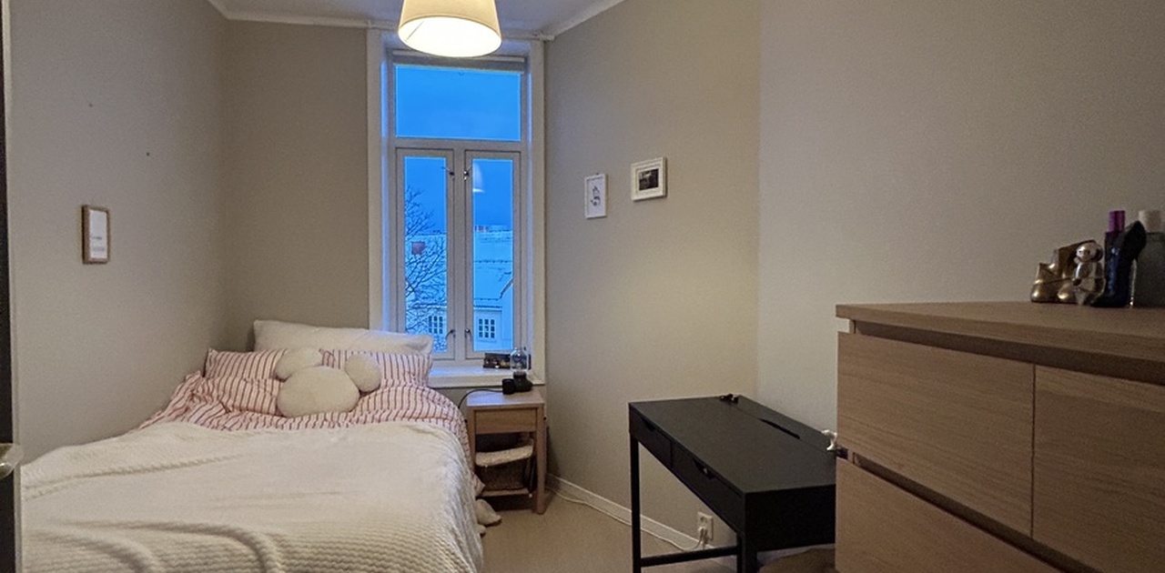 Soverom 1 på 8,2 kvm med 120x200cm seng som er mulig å kjøpe