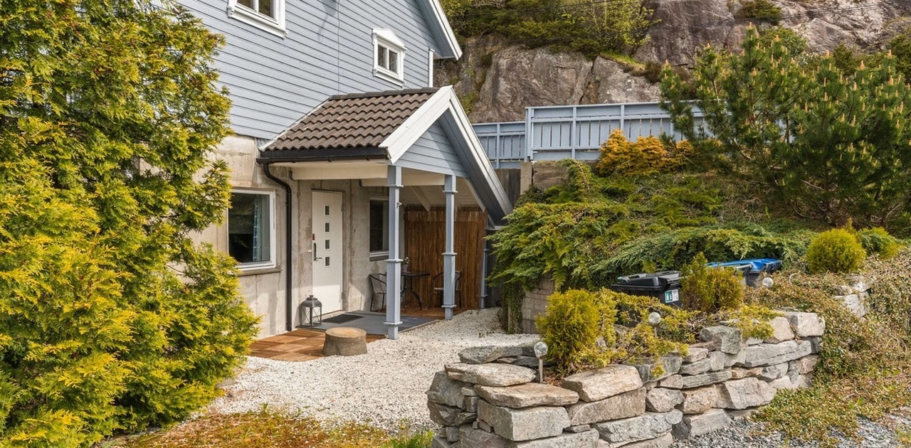 Egen inngang med koselig uteplass