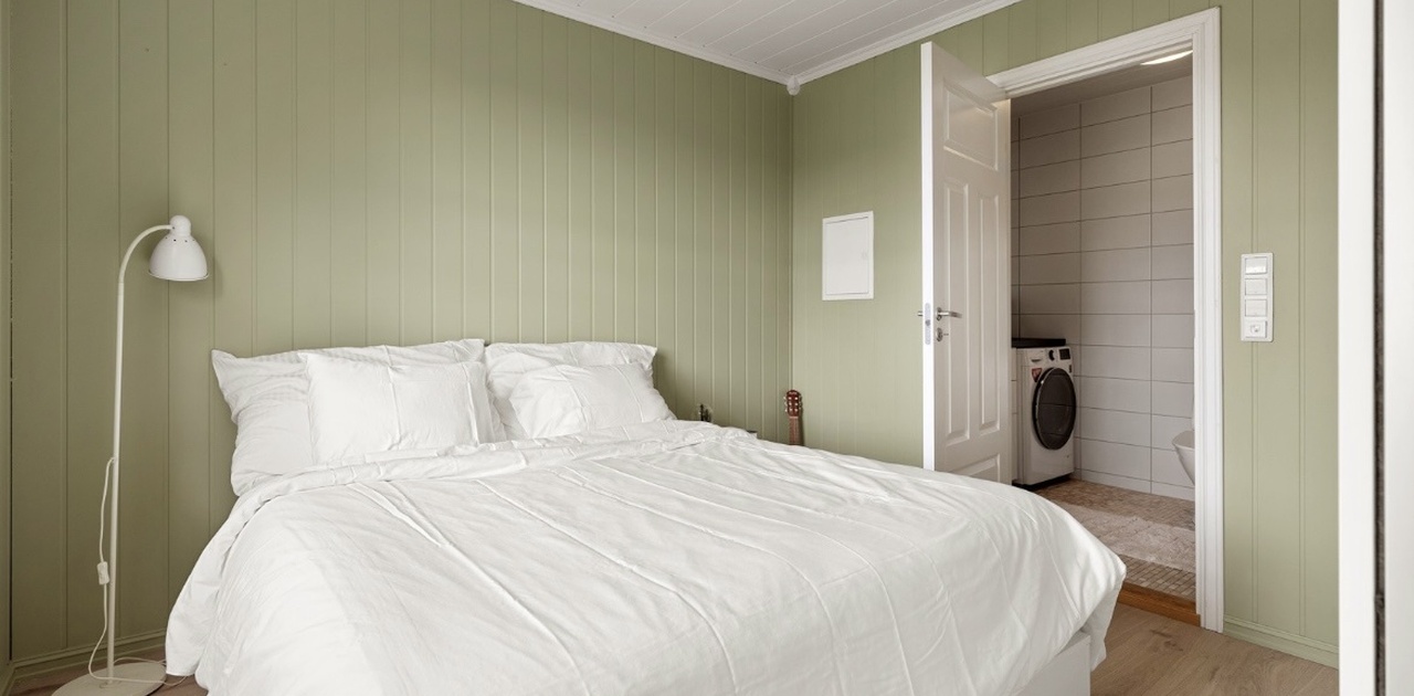 Stort soverom med garderobe