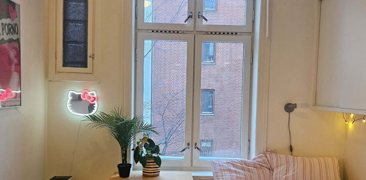 Utsikt mot rolig bakgård