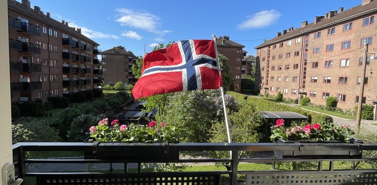 Solrik balkong og frodig hage