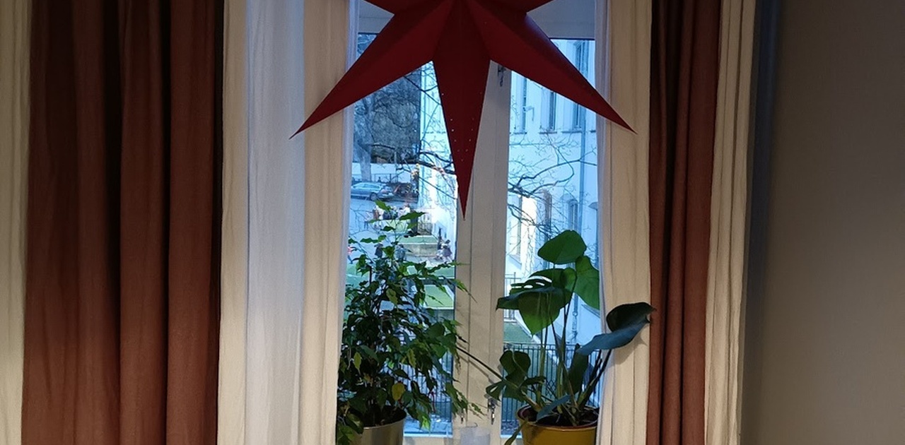 Rommet vender seg til en rolig gate med minimalt støy.