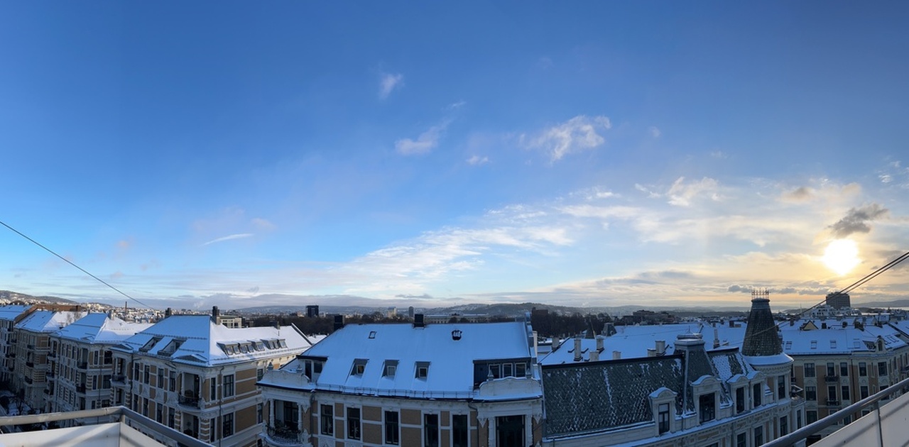 Utsikt fra balkong. Både stue og soverom har denne utsikten.