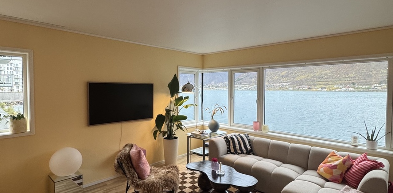 Stor stue med store vindusflater