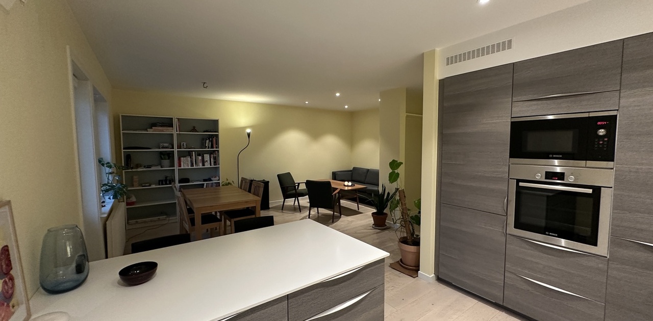 Kjøkken og stue som åpen løsning