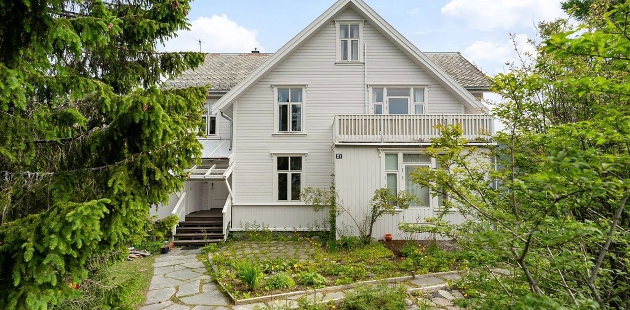 Felles inngangsparti for leiligheten og to andre boenheter.